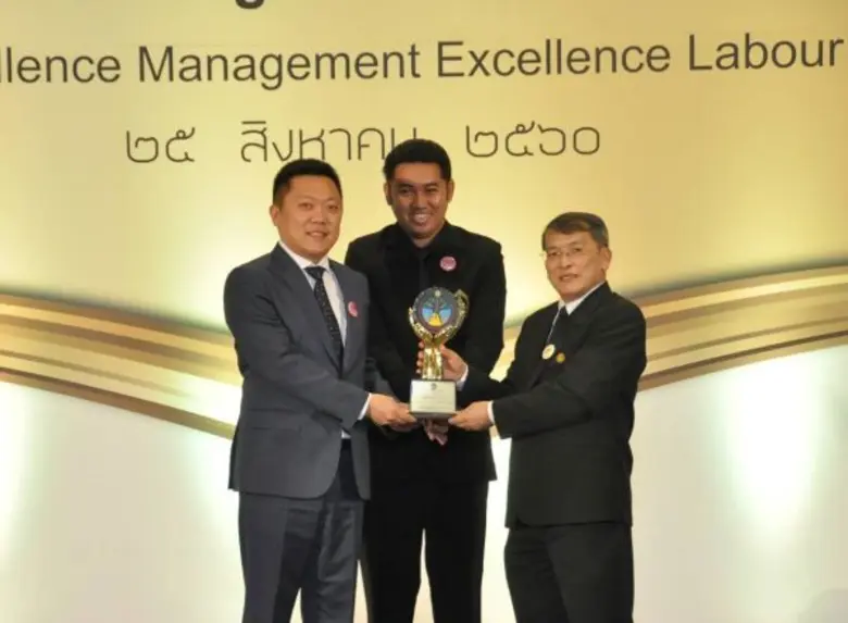 อนาวิล จิรธรรมศิริ (ซ้าย) ประธานกรรมการบร...