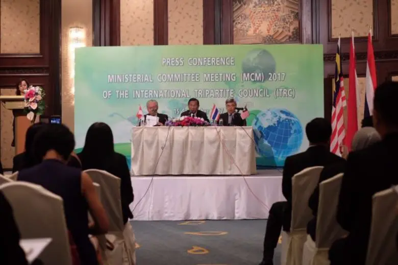 รัฐมนตรีไทย-มาเลย์-อินโด แถลงผลประชุมสภาไตรภาคียางพารา เตรียมร่วมมือพัฒนาการวิจัยและอุตสาหกรรมยาง เน้นนำยางธรรมชาติไปใช้ประโยชน์ในรูปแบบต่างๆ ตั้งเป้าพัฒนายางพาราให้ยั่งยืนและมั่นคง