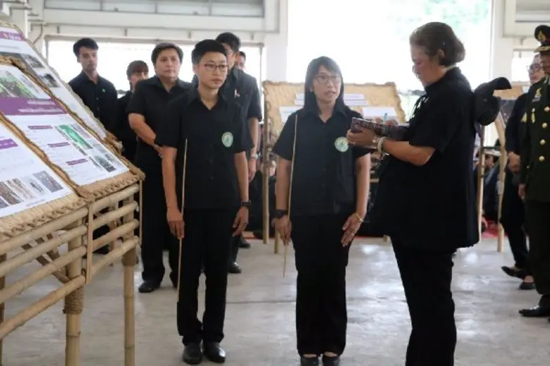 นักวิจัยมหาวิทยาลัยแม่โจ้ เฝ้ารับเสด็จฯและถวายรายงานผลการดำเนินงาน แด่สมเด็จพระเทพรัตนราชสุดาฯ