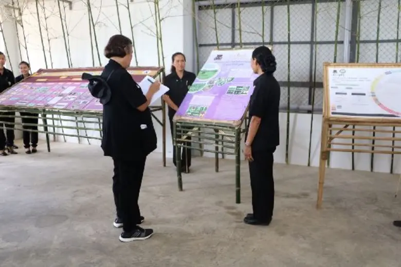 นักวิจัยมหาวิทยาลัยแม่โจ้ เฝ้ารับเสด็จฯและถวายรายงานผลการดำเนินงาน แด่สมเด็จพระเทพรัตนราชสุดาฯ