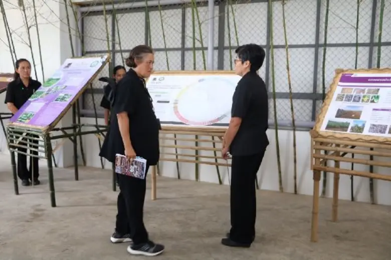 นักวิจัยมหาวิทยาลัยแม่โจ้ เฝ้ารับเสด็จฯและถวายรายงานผลการดำเนินงาน แด่สมเด็จพระเทพรัตนราชสุดาฯ