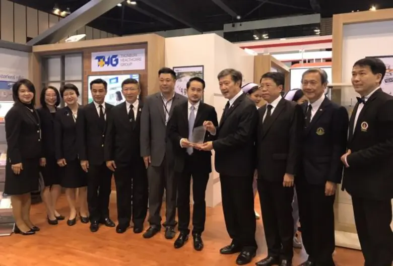 นายสรรธน จิตติกานต์ (ที่ 5 จากขวา) ประธานเจ้าหน้าที...