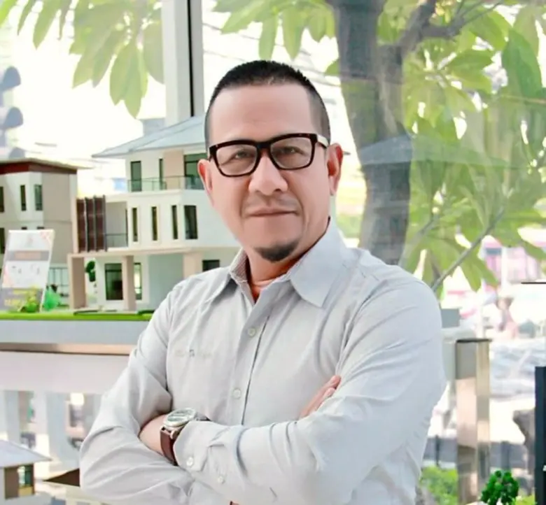 นายวรพจน์ เอี่ยมสุวรรณ กรรมการบริหารสายงา...