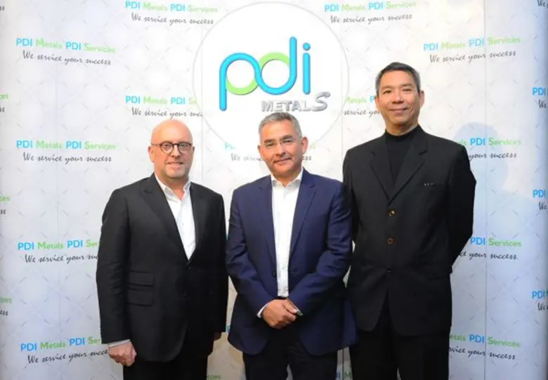 คุณฟรานซิส แวนเบลเลน (ซ้ายสุด) กรรมการผู้...