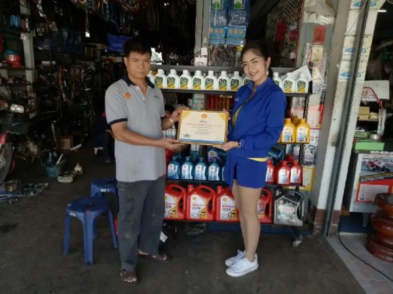 “เชลล์ แอ๊ดว้านซ์” จัดโรดโชว์ สานสัมพันธ์กับผู้ค้าและลูกค้า พร้อมให้ความรู้เรื่องการซ่อมและดูแลมอเตอร์ไซค์ให้กับช่าง