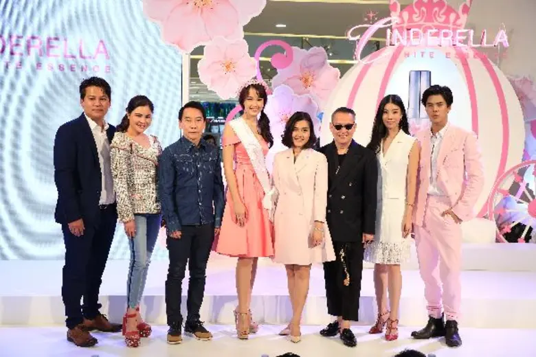 สลิลาพร กองทองมณีโรจน์ (ที่ 4 จากขวา) ประ...