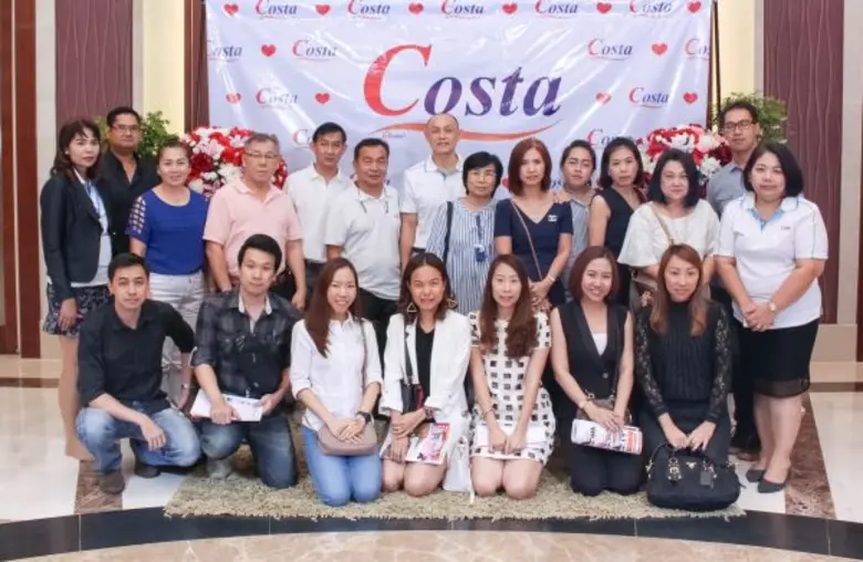 นายอารักษ์ สุขสวัสดิ์ (กลาง) กรรมการผู้จั...