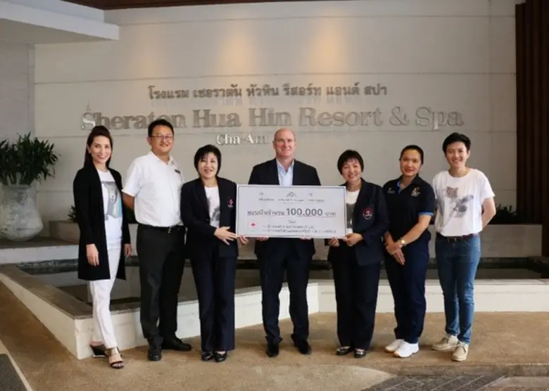 มร บรูซ ดูปุยส์ (กลาง) ผู้จัดการทั่วไป โร...