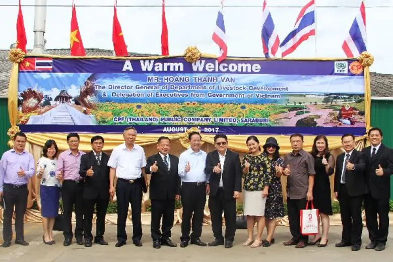 นายมนตรี สุวรรณโพธิ์ศรี(ที่ 7 จากขวา) กรร...