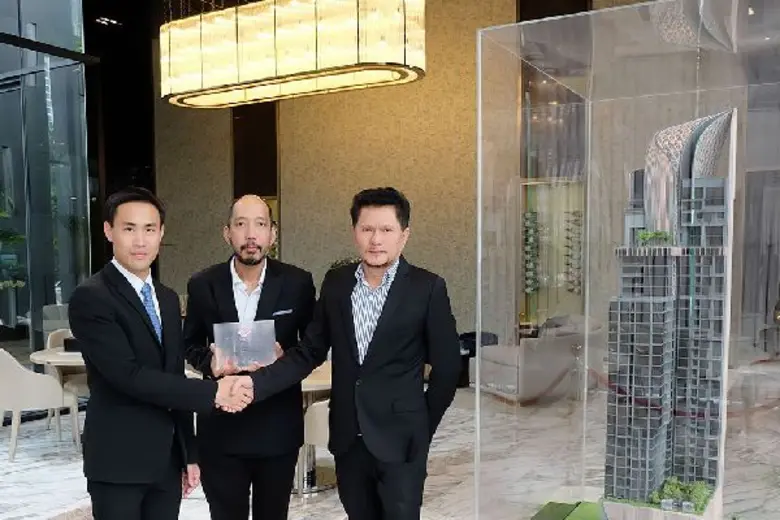 คุณสกุลธร จึงรุ่งเรืองกิจ (คนแรกจากซ้าย) ...