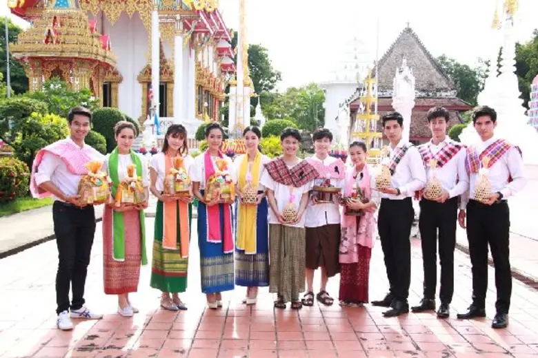 “อ๊อฟ” นำทีม 6 นักแสดงรุ่นใหม่ ช่อง 7 สี  ร่วมกิจกรรม 7 สี รักษ์ประเพณีไทย “ตักบาตรน้ำผึ้ง” จ.นนทบุรี