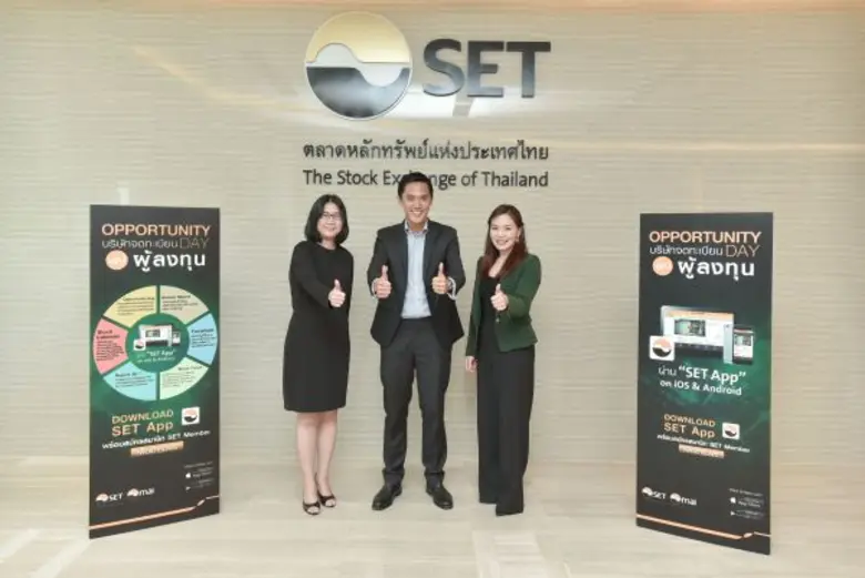 คุณโฮ เรน ฮวา (กลาง) ประธานเจ้าหน้าที่บริ...