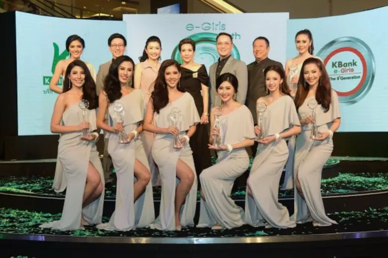 นางสาวขัตติยา อินทรวิชัย (แถวบน ที่ 3 จาก...