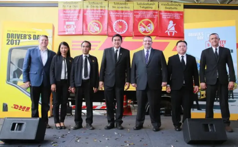 (จากภาพ: ซ้าย): มร.ฌอน กิลเลสพี หัวหน้าฝ่...