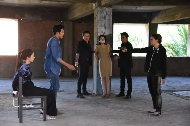 ทีวีไกด์: ย่อตอนละคร รักหลงโรง ออกอากาศวันที่ 22-23 ก.ย.60