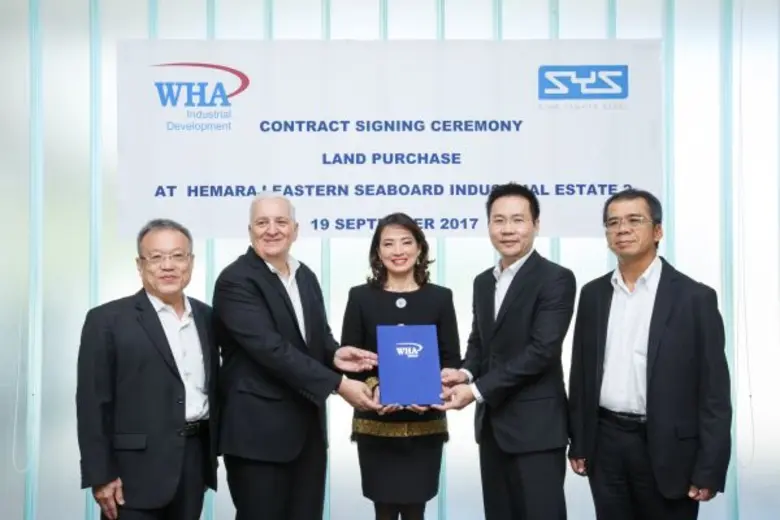 นางสาวจรีพร จารุกรสกุล (กลาง) ประธานเจ้าห...