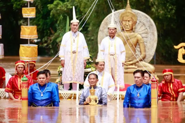 รองนายกรัฐมนตรี เปิดงานประเพณีอุ้มพระดำน้ำ ปี 2560 หนึ่งเดียวในโลกอย่างยิ่งใหญ่ ?สืบสานประเพณีเก่าแก่กว่า 400 ปี หนุนท่องเที่ยววัฒนธรรมสร้างรายได้สู่ท้องถิ่น-ประเทศ