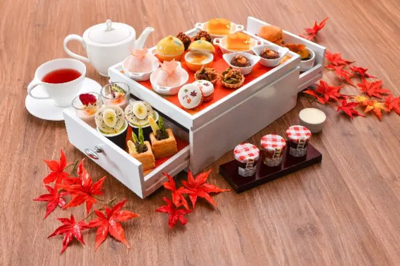 อัพแอนด์อะบัฟ บาร์ แนะนำชุดน้ำชายามบ่ายชุดพิเศษที่แต่งแต้มสีสันของฤดูใบไม้เปลี่ยนสีในประเทศญี่ปุ่น