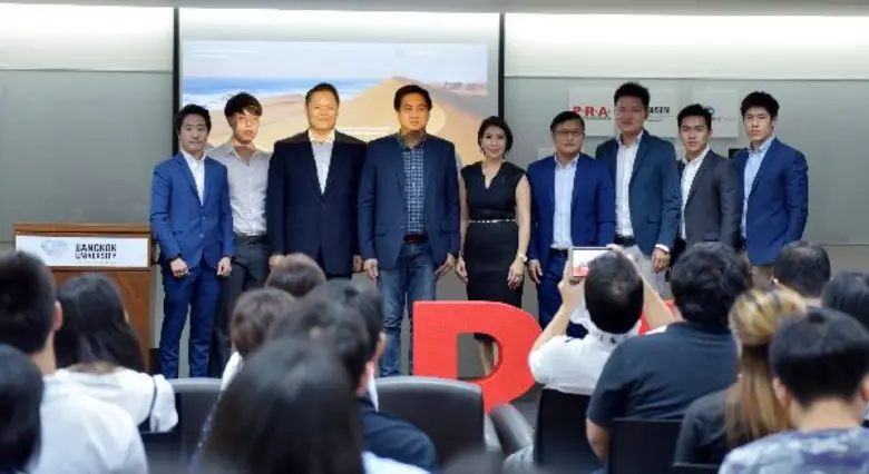 นางสุดา ประกฤติพงศ์ (คนกลาง) ประธานกรรมกา...