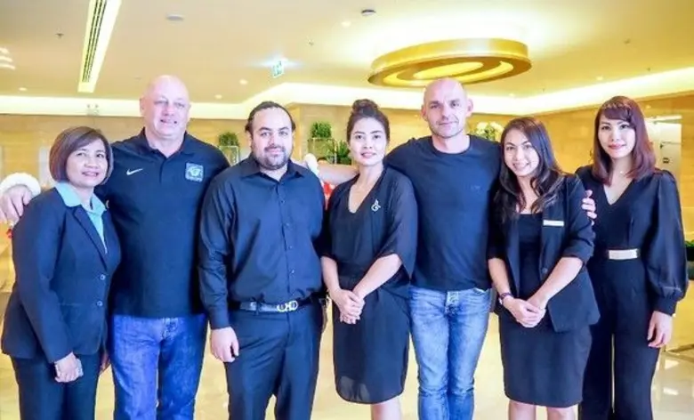 ผู้บริหารและพนักงาน โรงแรมแกรนด์ เพรสซิเด...