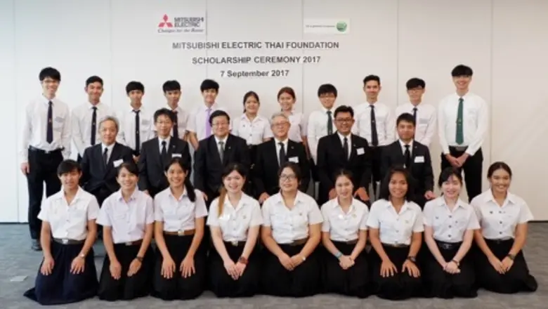 นายชินจิ ซาซากิ (แถวกลาง, ที่ 3 จากซ้าย) ...