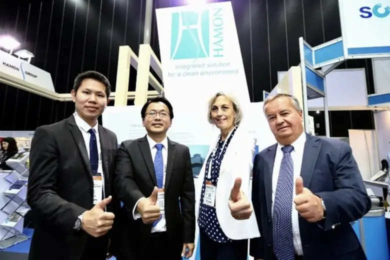 นายวุฒิพงษ์ ประวิตรวงศ์ (ที่ 2 จากซ้าย) ก...