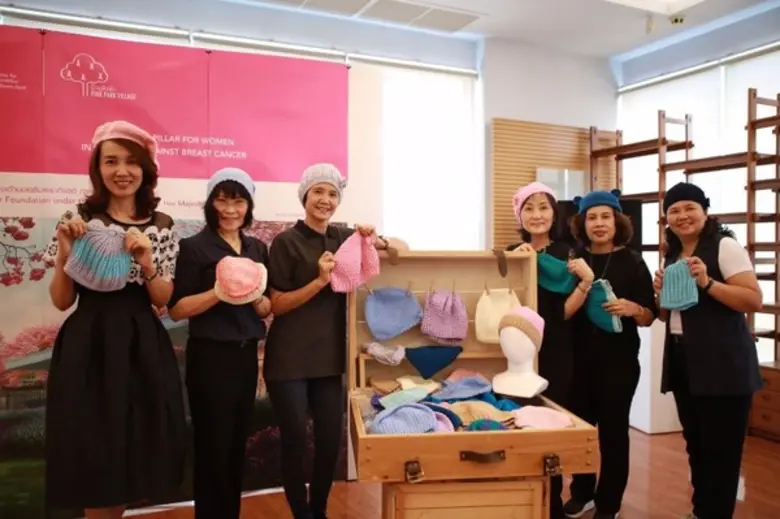 บลูพอร์ต หัวหิน ส่งมอบหมวกไหมพรม