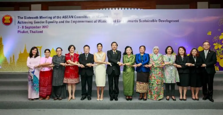 นายไมตรี อินทุสุต (คนที่ 7 จากซ้าย) ปลัดก...