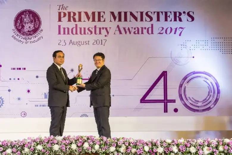 พลเอกประยุทธ์ จันทร์โอชา นายกรัฐมนตรี (ซ้...