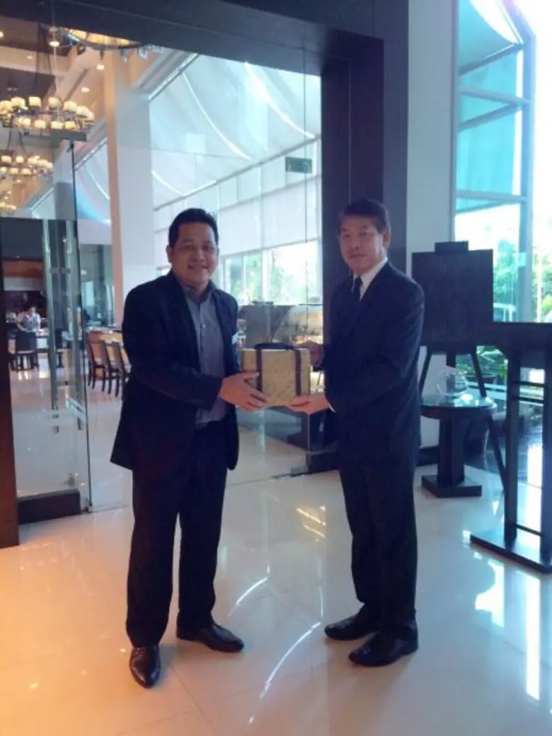 นายชัยยุทธ อุตรคำ (ซ้าย) ผู้จัดการทั่วไป ...