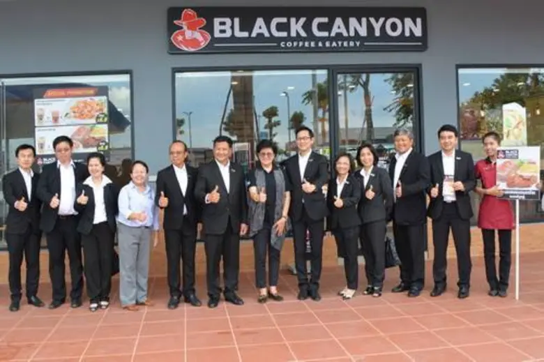 คุณสรัญ รังคสิริ (ที่ 6 จากซ้าย) ประธานเจ...