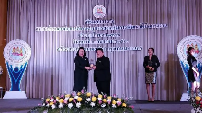 ม.ล.ปุณฆริก สมิติ ปลัดกระทรวงแรงงาน มอบรา...