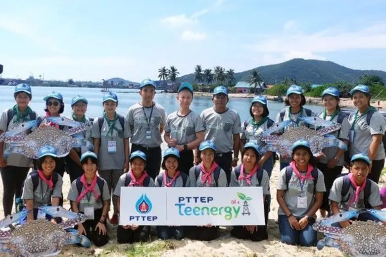 นายประพนธ์ จารุไสลพงษ์ (กลาง) ผู้จัดการอา...