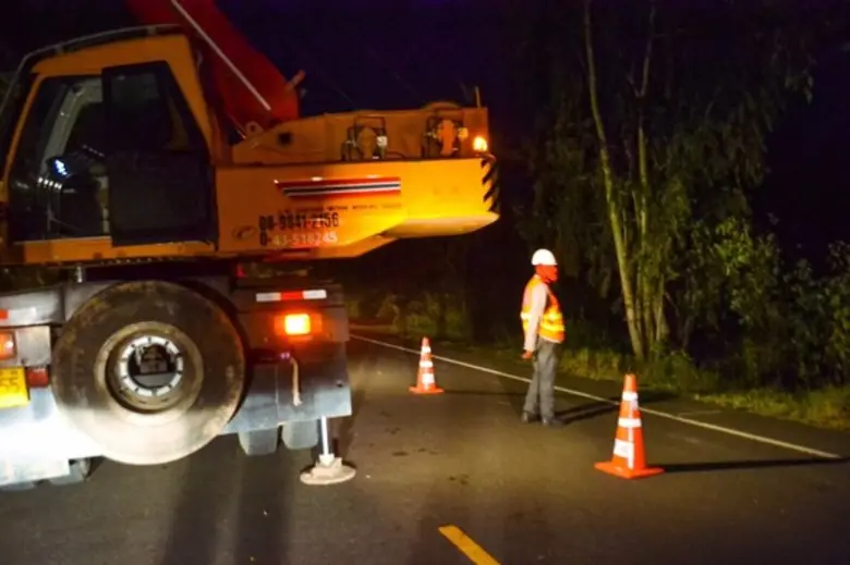 เกิดเหตุการณ์พายุพัดถล่มอาคาร บ้านเรือนปร...