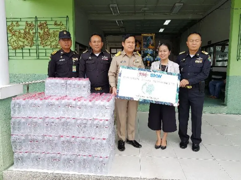 คุณระวีวรรณ ทรัพย์อินทร์ (ที่ 2 จากขวา) ผ...