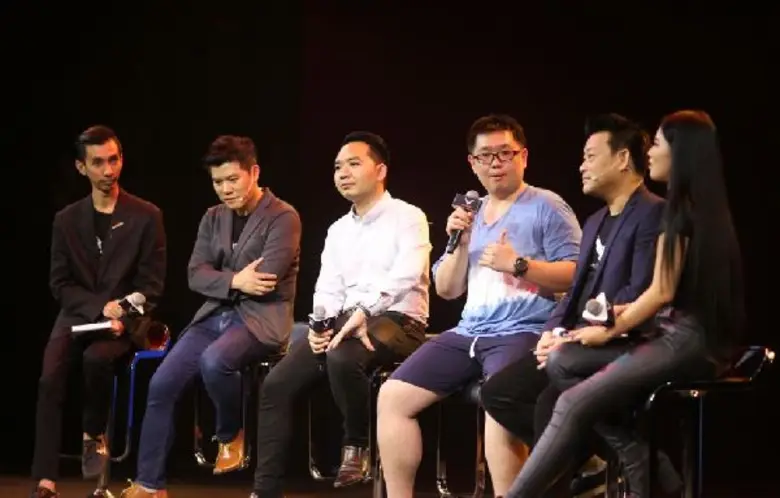 คุณสุรศักดิ์ อารีย์สว่างกิจ ประธานกรรมการ...