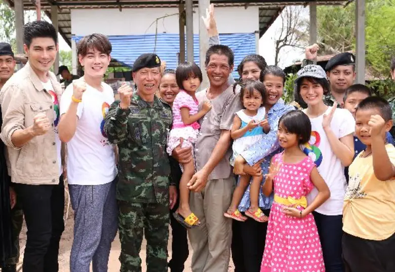 “ช่อง 8 ร่วมใจช่วยภัยอีสาน” ส่ง ฟลุค-มังกร-การะเกด อาร์สยาม ลงพื้นที่ฟื้นฟูซ่อมแซมบ้านเรือน ผู้ประสบอุทกภัย จ.สกลนคร