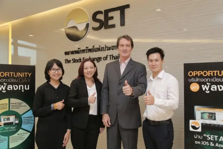 คุณเฮ็นริคคัส แวน เวสเทนดร็อป (ที่ 2 ขวา)...