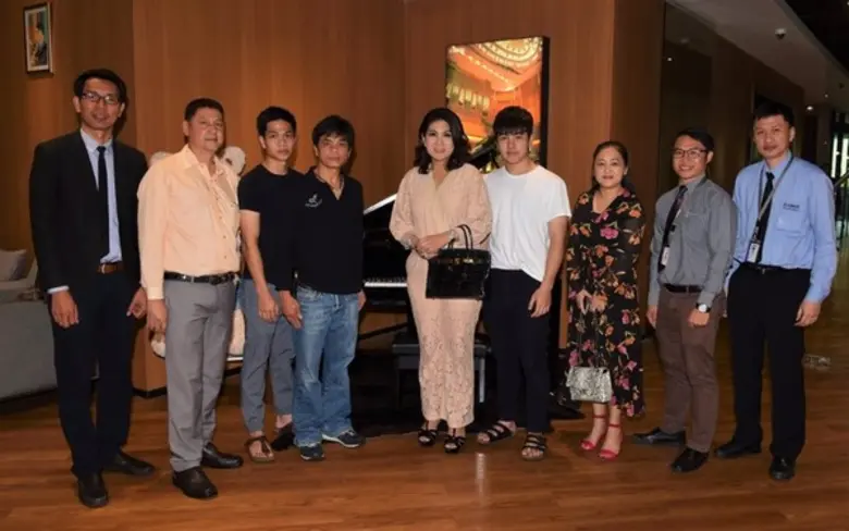 ดร.ผ่องพรรณ ไพพรรณรัตน์ (ที่ 5 จากขวา) เจ...