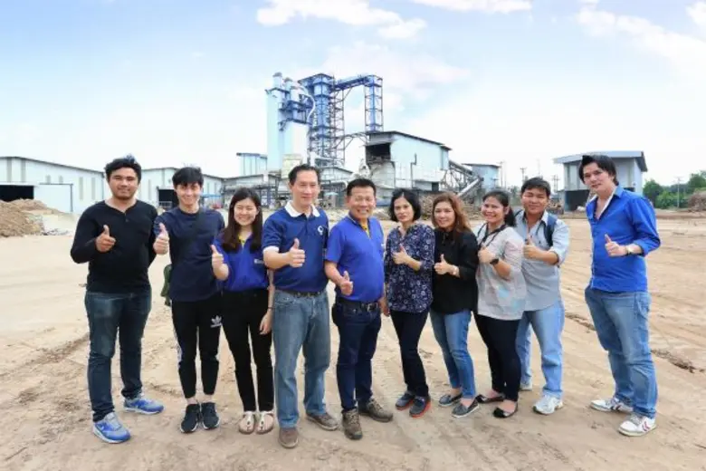 นายวิชัย แสงวงศ์กิจ (ที่ 5 จากซ้าย) กรรมก...