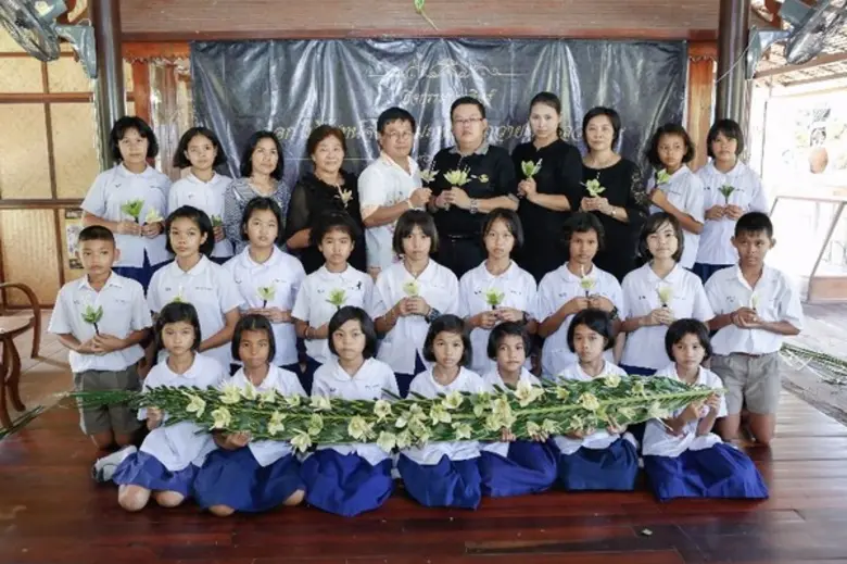 เอเซียติคฯ ชวนเยาวชนจิตอาสา รวมใจประดิษฐ์ “ดอกไม้จันทน์จากใบมะพร้าว ถวายพ่อหลวง ร.9”