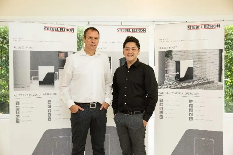 มร.โรลันด์ เฮิน (ซ้าย) กรรมการผู้จัดการ แ...