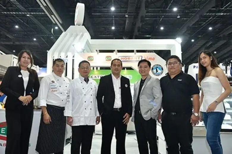 นายวิวัฒน์ วงศ์พิวัฒน์ (ที่ 3 จากขวา) ผู้...