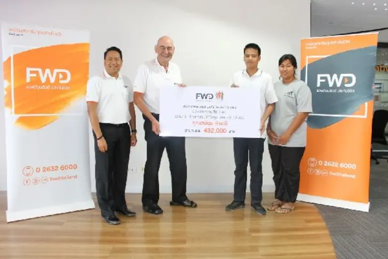 มร.ไมค์ แพล็กซ์ตัน (คนที่ 2 จากซ้าย) ประธ...