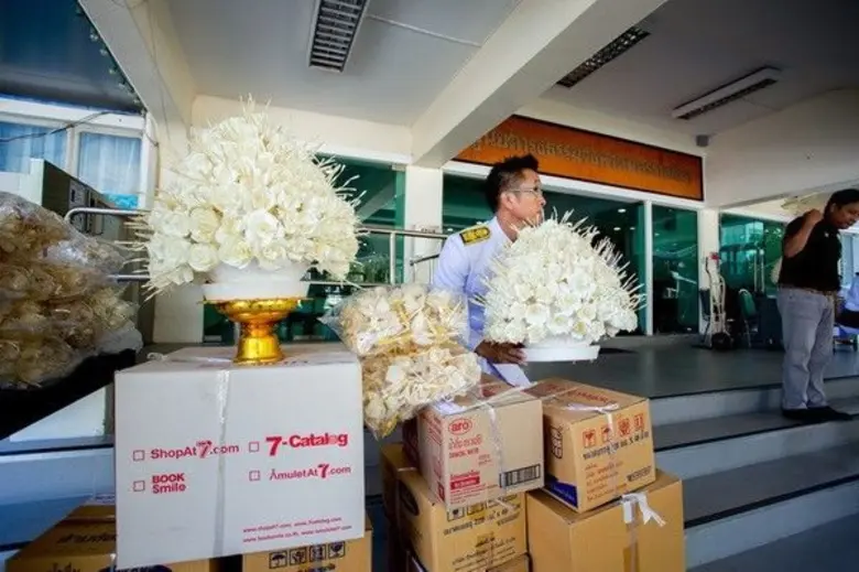 ราชภัฏโคราช มอบดอกไม้จันทน์ 21,999 ดอก ให้กับจังหวัด ถวายอาลัยในหลวงรัชกาลที่ 9