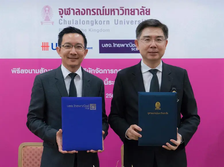 นายสมิทธ์ พนมยงค์ (ซ้าย) ประธานเจ้าหน้าที...