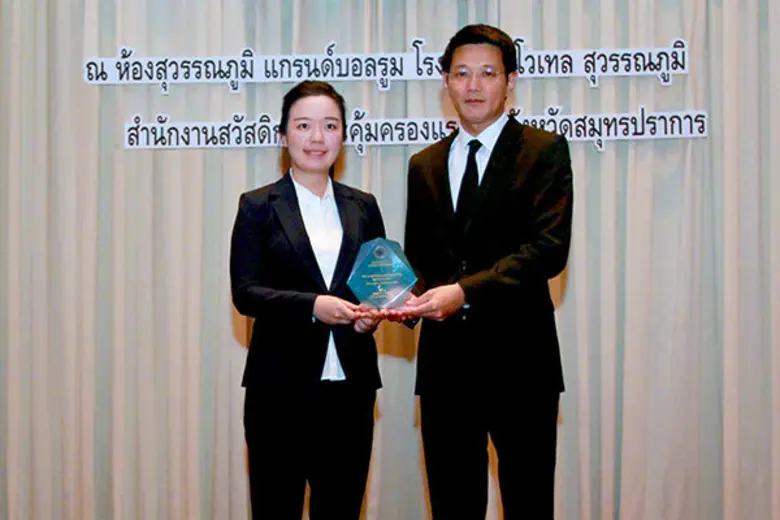 นางสาวนริศรา กุลปิยะวาจา (ที่ 2 จากขวา) ผ...