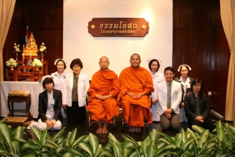 พระครูปลัดสุวัฒนวชิรคุณ (ขวา) ผู้ช่วยเจ้า...