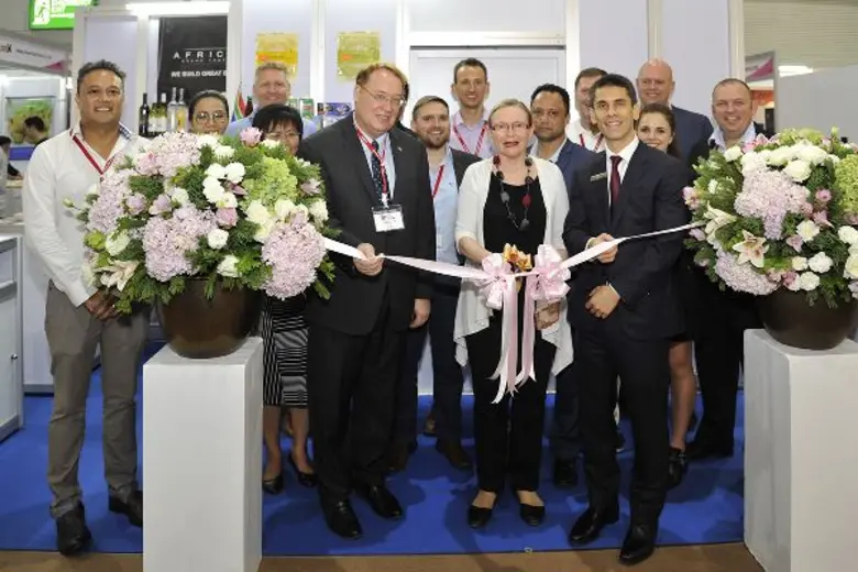 ฯพณฯ นางสาวเฮเลน ซิลเล ผู้ว่าราชการจังหวั...