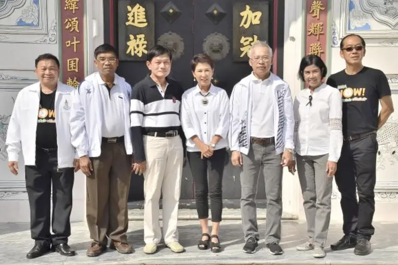 รุจิราภรณ์ หวั่งหลี (คนกลาง) ผู้ก่อตั้งโค...